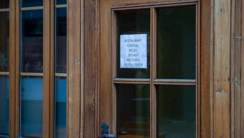 Stillstand: An der Tür des Lokals «Fondue Beizli» in der Churer Altstadt ist dieser Zettel zu finden. Darauf steht: «Restaurant ‹Fondue Beizli› bis auf Weiteres geschlossen.»