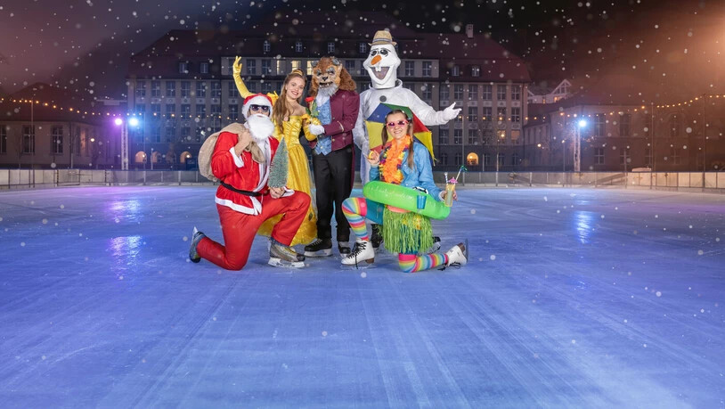 Vielfältiges Programm: Verkleidete Personen posieren auf dem Eisfeld Quader.