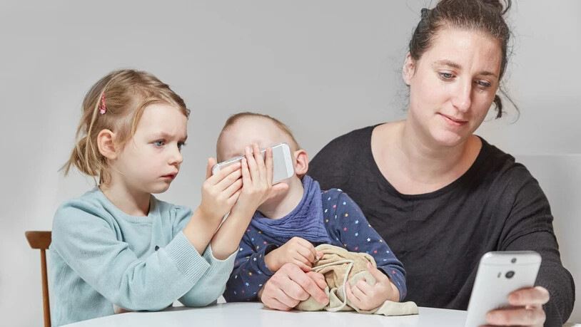 Besser nicht zu lange: Zu viel Zeit am Bildschirm geht bei Kleinkindern auf Kosten der Sprachentwicklung.  