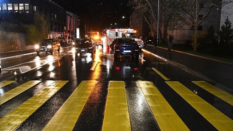 Rettungskräfte im Einsatz: Bei dem Unfall in Chur wurde eine Fussgängerin auf die Gegenfahrbahn geschleudert.