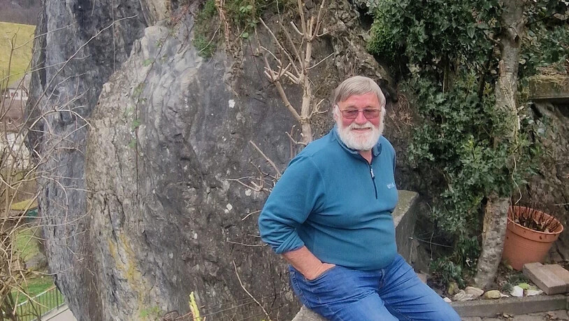 Ist stolz auf seinen Felskoloss: Werner Jakober hat nicht nur einen Stein im Garten, sondern auch eine Wand vor dem Kopf.