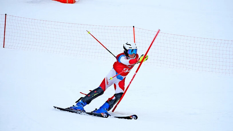 Laurin Jud kämpft sich durch die Slalomstangen.