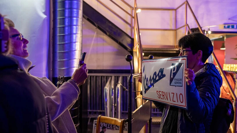 Nicht nur Kleider: Besucherinnen und Besucher des Flohmarkts finden an verschiedenen Ständen Artikel aus allen möglichen Bereichen – wie hier im Bild ein altes Vespa-Schild.
