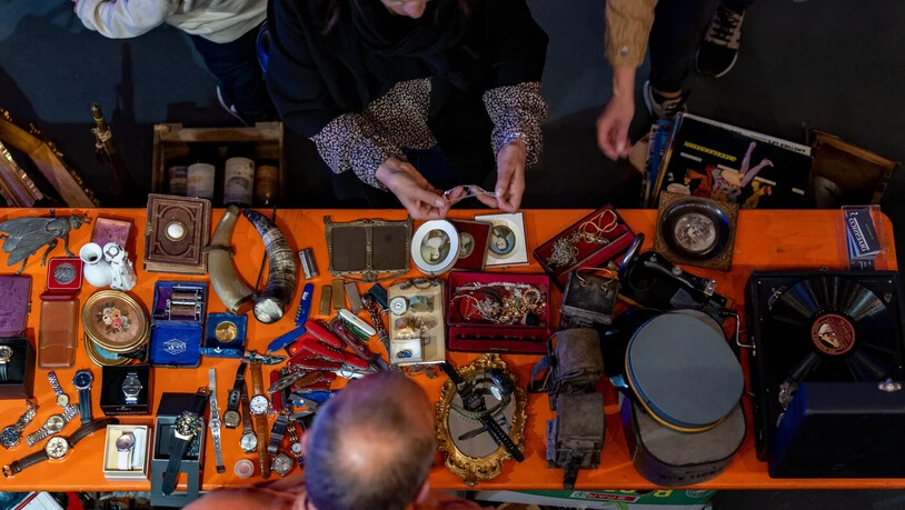 Raritäten, Schmuck und Deko: Wer etwas zu verkaufen hat, muss sich anmelden und kann – solange es noch freie Stände gibt – an einem Tisch seine Dinge verkaufen.
