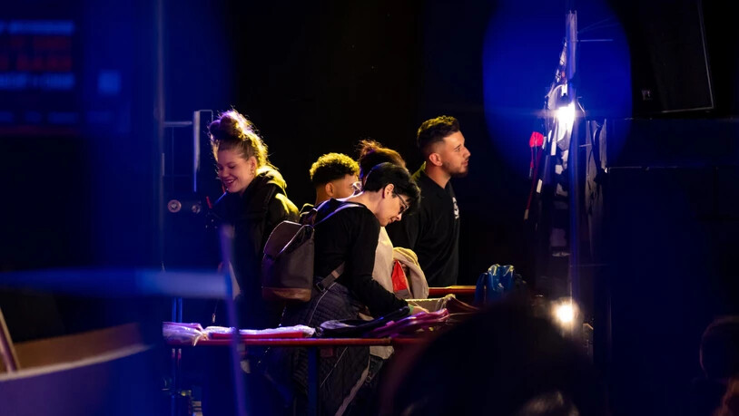 Kauf- und Tauschgeschäft: Am Nachtflohmarkt kann an verschiedenen Ständen nach «Schätzen» gestöbert werden oder man verkauft selbst Kleider, Dekoration und Co.