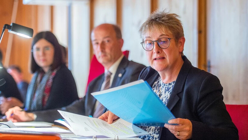 Muss sich vielen Fragen stellen: Stadträtin Sandra Maissen (rechts) gibt Antwort, während Stadtpräsident Urs Marti und Gemeinderatspräsidentin Géraldine Danuser zuhören. 