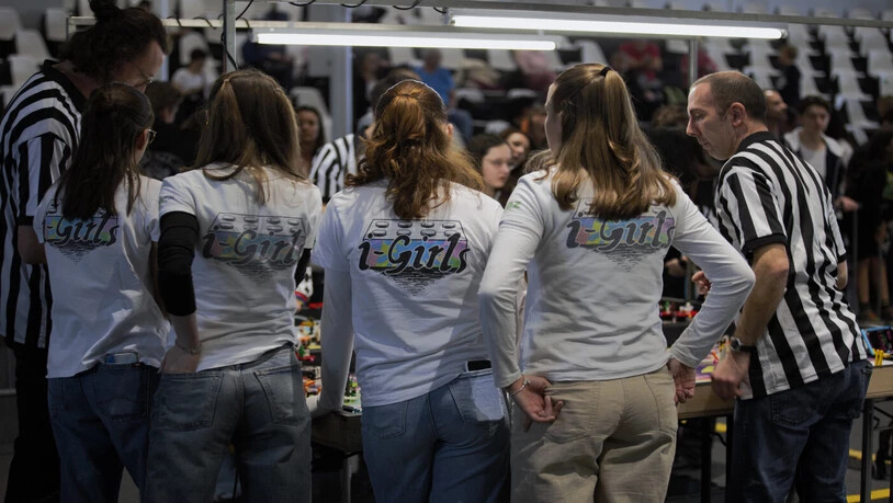 Team: Die «I-Girls» an einem Robot-Game mit gleichen T-Shirts. 
