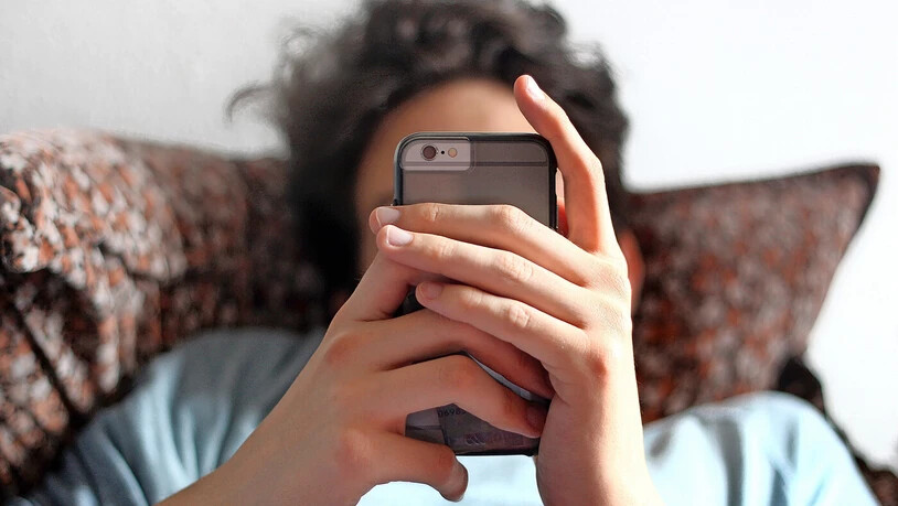 Aus Spass kann schnell Ernst werden: Manche Jugendliche setzen bei riskanten Social-Media-Challenges für Likes und Anerkennung ihr Leben aufs Spiel. 