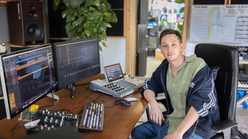 Hier produziert er bis in die Morgenstunden: Marc Auer komponiert und liefert von seinem Studio in Netstal Beats an internationale Künstlerinnen und Künstler.