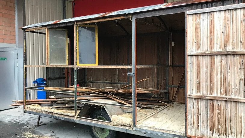Der Lack ist weg: Aus dieser Bretterbude wurde die «Rollbar».
