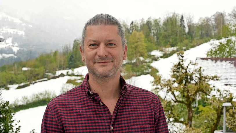 Er bewirtet und bewartet: Andreas Empl übernimmt für die Saison 2024 mit seiner Frau Rahel zusammen das Bistro und die Badi Schwändi und sorgt für eine gute Wasserqualität im Becken.