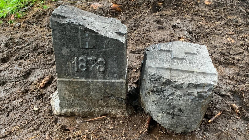 Entzwei: Der Gedenkstein in der Risi ist arg ramponiert. Einige Bruchstücke fehlen.