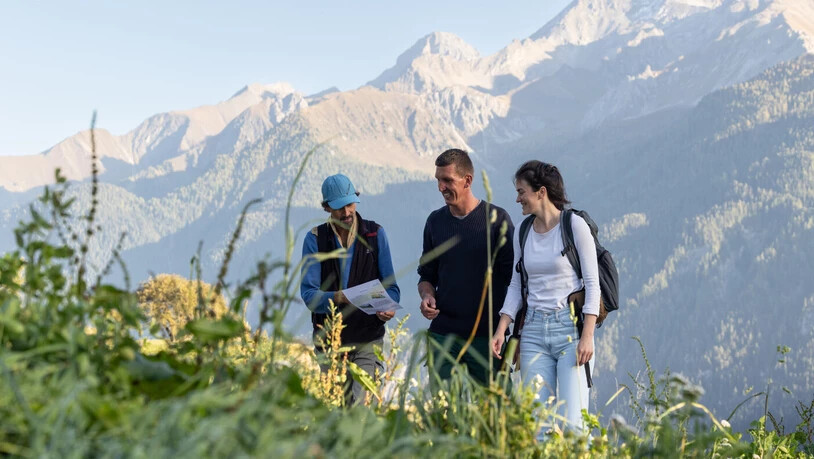 Knifflige Rätsel: Hoch in den Bergen werden Rätsel während einer Wanderung gelöst. So lernen Leute etwas über die Landschaft. 
