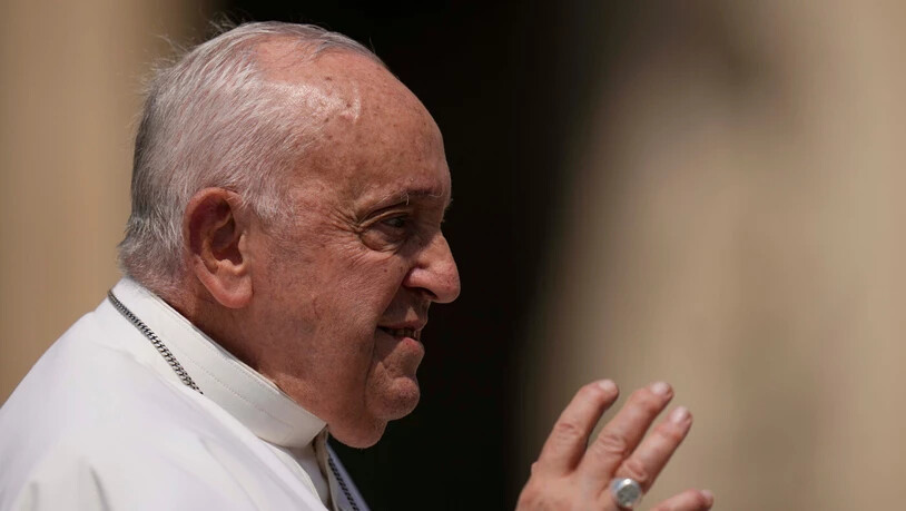 Drückt sich des Öfteren unglücklich aus: Papst Franziskus winkt beim Verlassen der Kirche nach der wöchentlichen Generalaudienz seinen Anhängern auf dem Petersplatz zu. 