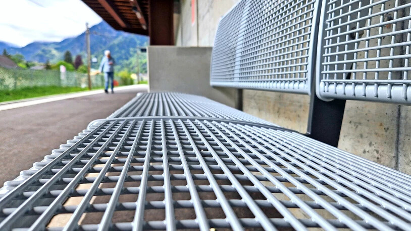 Immerhin: Statt einer Bank gibt es bei der Linthal-Braunwaldbahn-Station jetzt zwei Sitzbänke.