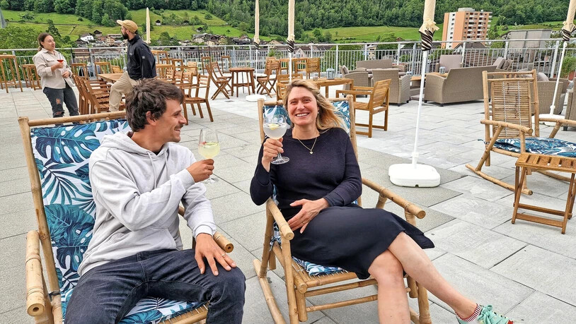 Auf ein gutes Gelingen: Die Co-Geschäftsführer, Jonas und Simone Leuzinger, stossen auf den «Sunnägartä» an, der Ende Mai auf dem Dach des «Holästei» eröffnet hat.