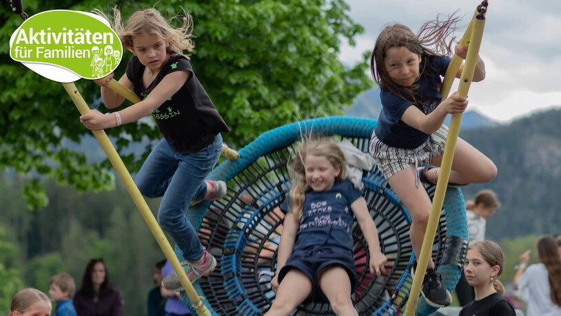 Dorffest Masein: Während sich zwei Mädchen anstrengen, geniesst ein drittes Mädchen die rasante Schaukel.