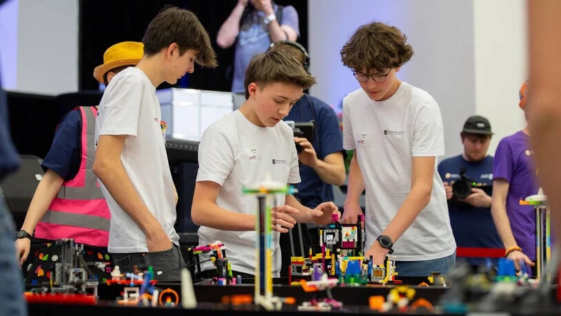 Voller Einsatz: Das Team «Fluffy» bei den Dach-Finals in Davos ist voll bei der Sache und hoch konzentriert. 