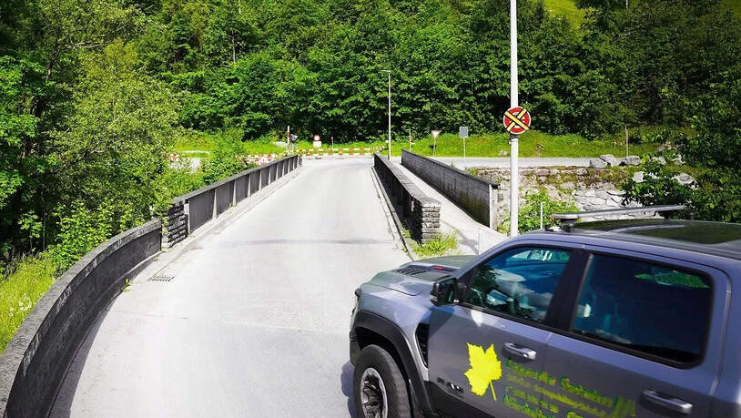 Braucht noch einen Moment: Da die Strasse zum Flugplatz gerade saniert wird, kann die alte Linthbrücke laut dem Regierungsrat erst voraussichtlich Ende Juni geöffnet werden.