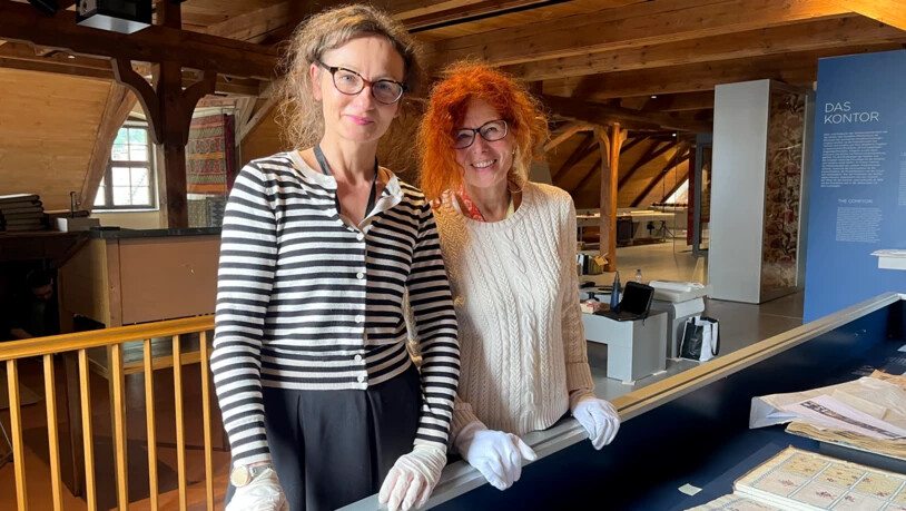 Manchmal geht es um wenige Millimeter: Anna Tomczak (links) und Claudia Glass positionieren die Exponate für die neue Dauerausstellung im Freulerpalast.