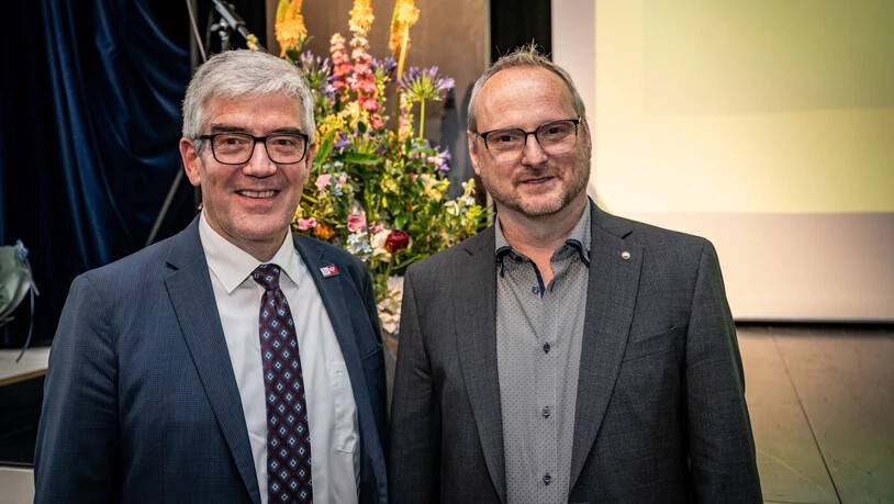 Feierstunde in der Sala da cultura: Dirigent Clau Scherrer (rechts) wird mit dem kantonalen Kulturpreis ausgezeichnet, Regierungspräsident Jon Domenic Parolini erweist ihm in Trun die Ehre.