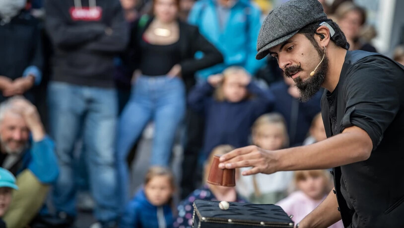 Ziehen jedes Jahr viele Zuschauerinnen und Zuschauer in den Bann: Die Strassenkünstler am Buskers in Chur. Dieses Jahr steht die neunte Ausgabe des Festivals an.