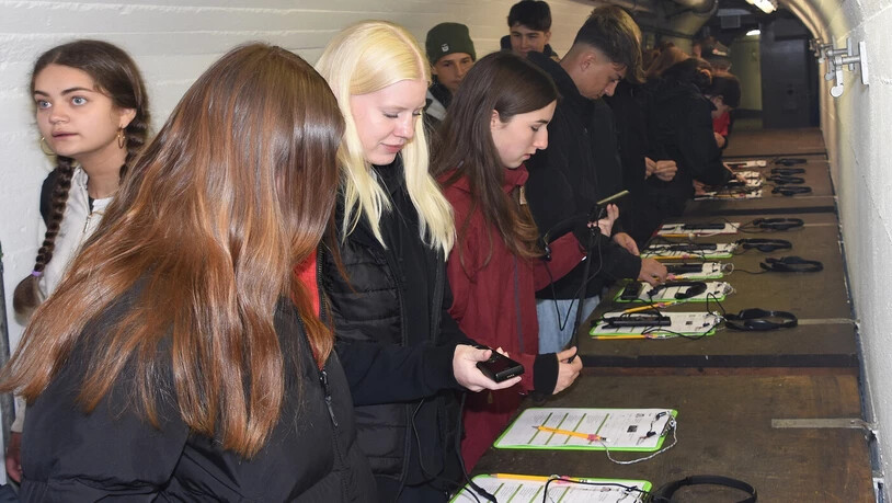 Individuell mit Aufgaben unterwegs: Eine Schulklasse testet die neuen romanischen Audioguides im Festungsmuseum Crestawald.