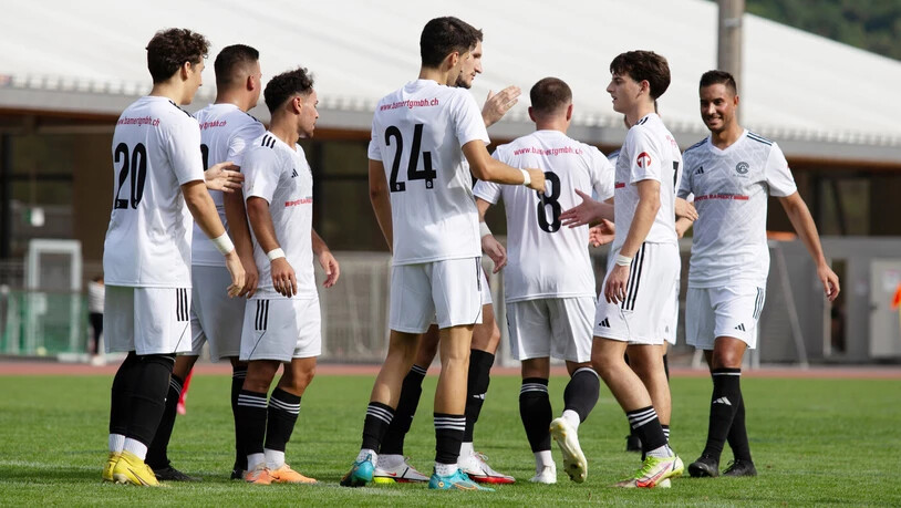 So soll es aussehen: Die Spieler des FC Glarus wollen sich am Ende der Saison zum Aufstieg in die 2. Liga beglückwünschen.