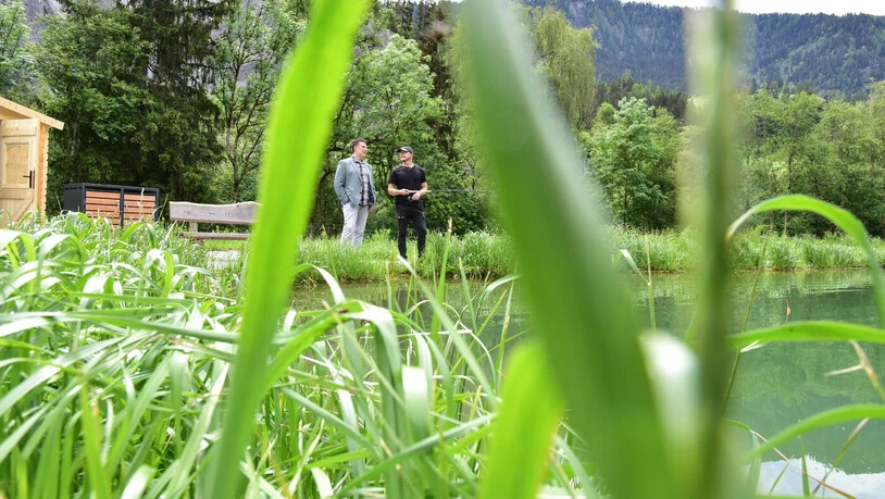 Bereit für Fischerinnen und Fischer: Ecco-Jäger-Geschäftsleiter Philipp Gschwend und Teichwart Niklas Wichtrup (rechts) begrüssen seit wenigen Wochen Gäste im Agrotourismusbetrieb in Bargaus.