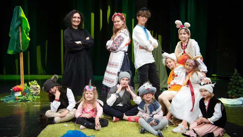 Kindertheater Wundertasche: Ukrainische Flüchtlingskinder spielen in Chur Theater unter der Leitung von Elena Biletska. 