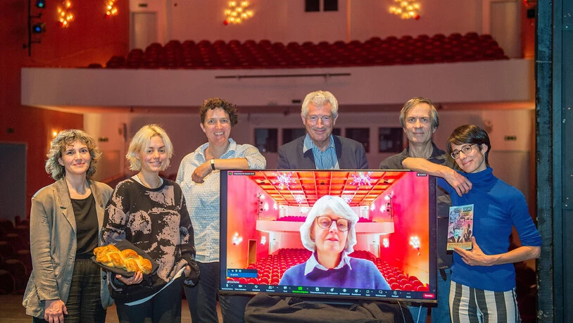 Warten auf das Publikum in der Spielzeit 2024/25: Maike Lex (Dritte von links) nimmt im Theater Chur die Zügel in die Hand. Bei der Programmpräsentation mit dabei sind Seraina Dür, Sarah Calörtscher, Claudio Danuser, Georg Scharegg und Tina Beyeler (von links). Petra Fischer von der Dramaturgie Junges Theater ist digital zugeschaltet.