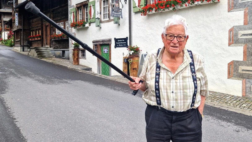 Kann sein Bargeld verteidigen: Am 7. Mai versucht ein Dieb, den Elmer Kaspar Rhyner vor der Filiale der Regionalbank in Glarus zu bestehlen.