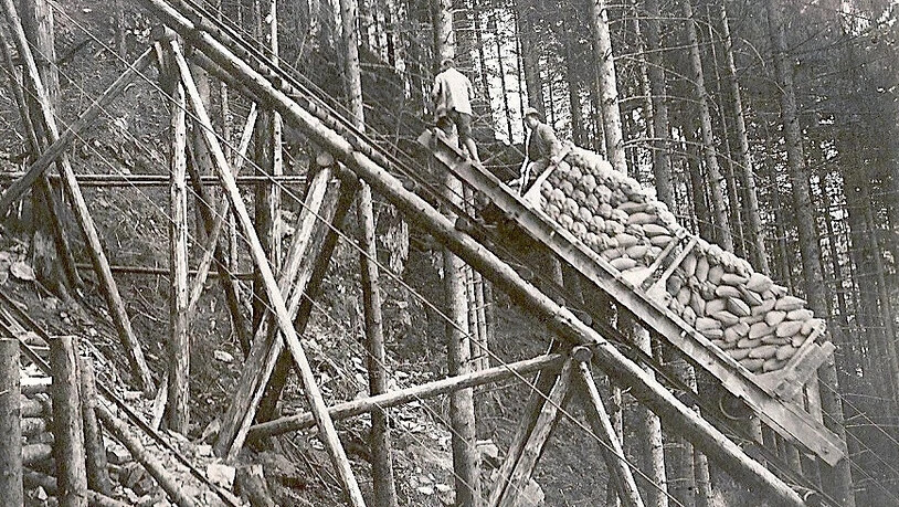 Steile Bergfahrt: Vom Herren in den Gandberg hinauf führt eine Standseilbahn, die auf einer Holzkonstruktion aufgebaut ist.