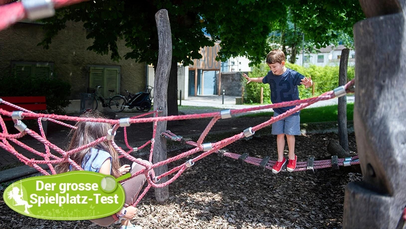 Spielplatz Altes Stadtspital: Viele Spielgeräte sind aus Holz, was die beiden Kinder in diesem Fall nicht besonders begeistert.