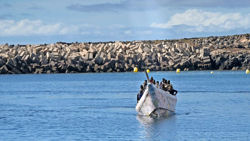 Migranten kommen mit einem Boot auf den Kanarischen Inseln an: Flüchtlinge aus Afrika bleiben meist nicht in Spanien. 