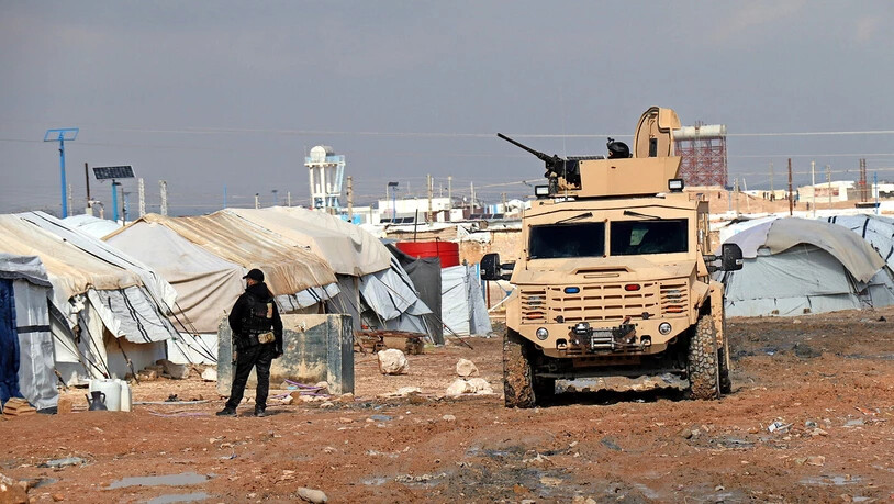 Auf Feindesjagd: Kämpfer der Demokratischen Kräfte Syriens suchen im Flüchtlingslager Al-Haul im Nordosten Syriens nach Mitgliedern der Terrorgruppe IS.