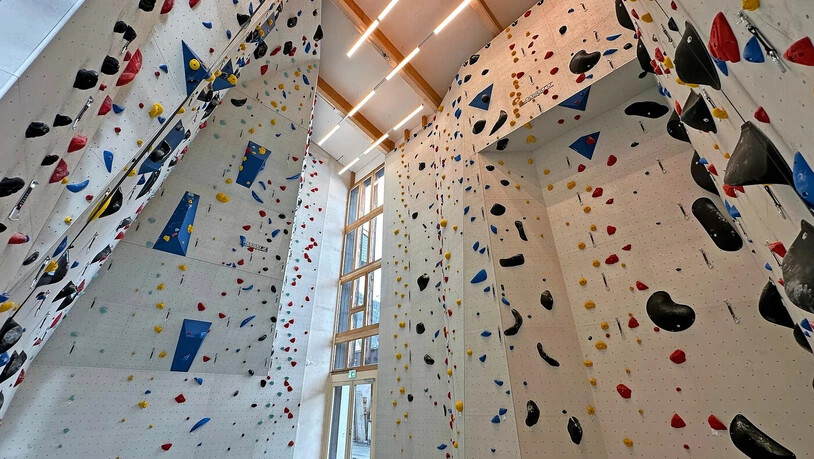 Grösser und heller: In der Kletterhalle locken neue Kletterwände und -griffe. Zudem wurde die Halle mit einem separaten Boulderbereich ergänzt.