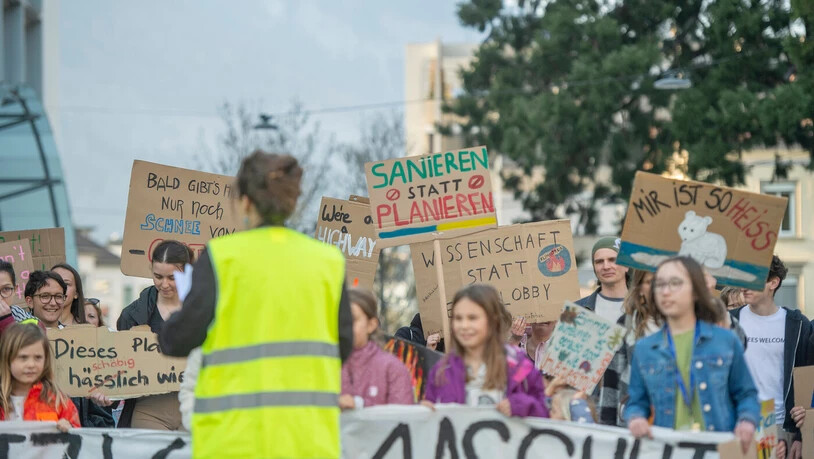 Klimaschutz in Graubünden: Bei einer Klimademonstration in Chur fordern die Teilnehmenden Taten statt Worte – wie erfolgreich der Kanton Massnahmen zum Klimaschutz umsetzt, zeigt ein aktuelles Rating.