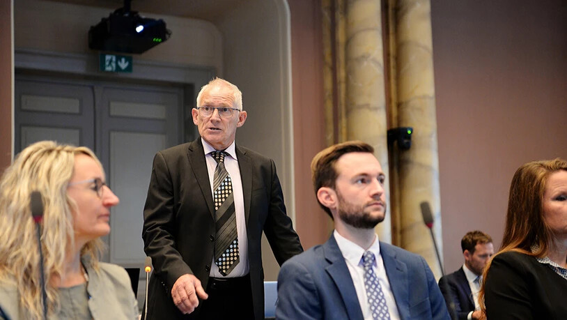 Die Stimme der Geschäftsprüfungskommission: Beat Noser stellt im Landrat den Bericht zur Staatsanwaltschaft vor.