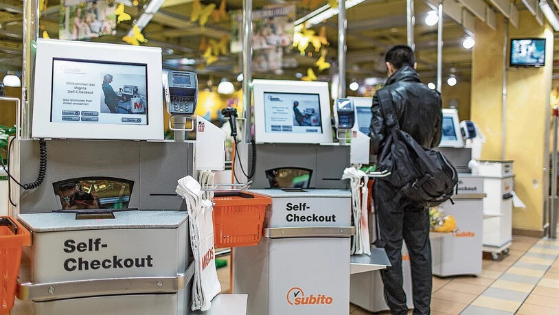Bei Migros wird aktuell jeder dritte Einkauf über eine Selbstbedienungskasse bezahlt. Bei Migros wird aktuell jeder dritte Einkauf über eine Selbstbedienungskasse bezahlt.