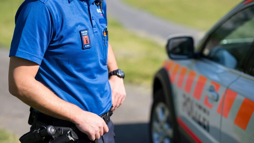 Sie fordern niemals Geld oder Wertsachen: Ein Uniformierter der Kantonspolizei Glarus ist bereit für seinen Einsatz.