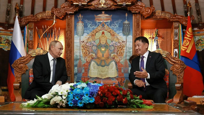 In der Jurte: Der russische Präsident Wladimir Putin spricht mit seinem mongolischen Amtskollegen Uchnaagiin Chürelsüch am Dienstag in Ulaanbaatar.