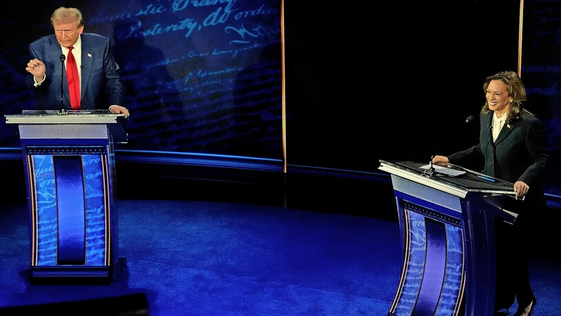 Hat alles und auch ihn im Griff: US-Vizepräsidentin Kamala Harris drängt Ex-Präsident Donald Trump in der TV-Debatte in die Schmollecke. 