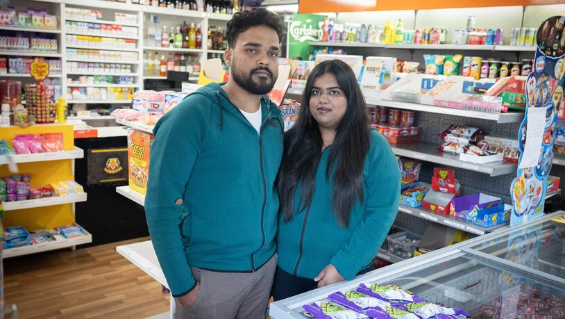 Erstes eigenes Geschäft: Thanenthiran Gunalingam und Sapitha Uthayakumar haben anfangs August den Kiosk Yumzone in Glarus eröffnet.