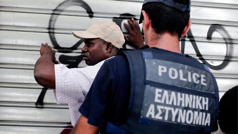 Personenkontrolle im Zentrum von Athen: Die griechische Polizei neigt zu exzessiver, manchmal tödlicher Gewalt. 