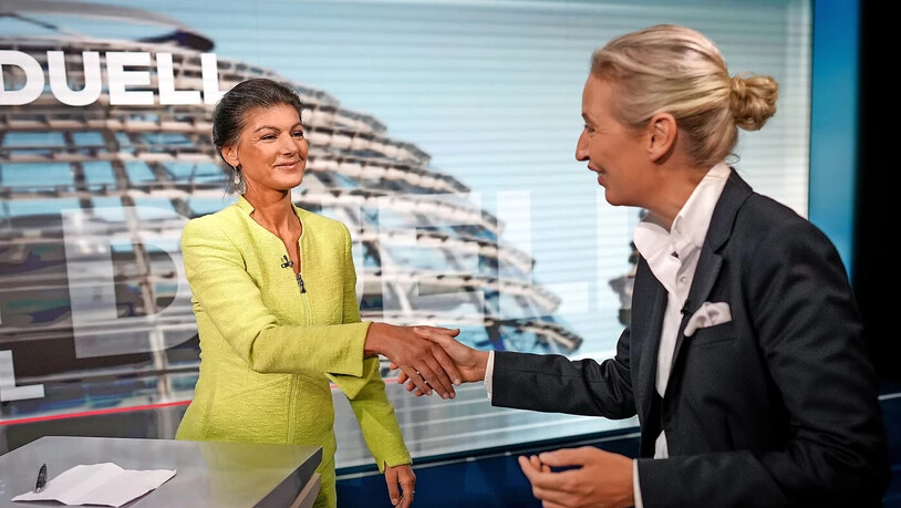 Im Welt-TV-Studio: Sahra Wagenknecht (links) und Alice Weidel begrüssen sich zum Fernsehduell.