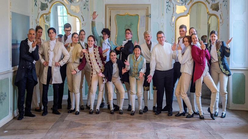 Hervorragend: Das Vokalensemble Incantanti unter der Leitung von Christian Klucker (links) – hier im Oktober 2023 im Schloss Reichenau beim Fototermin für das Chorical «Die Schülerrepublik» – hat in Kalamata drei Preise geholt.