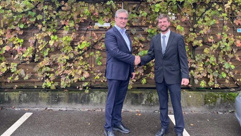 Glückwünsche vom Gemeindepräsidenten: Fritz Staub (links) gratuliert dem frisch gewählten Gemeinderat Martin Dürst.