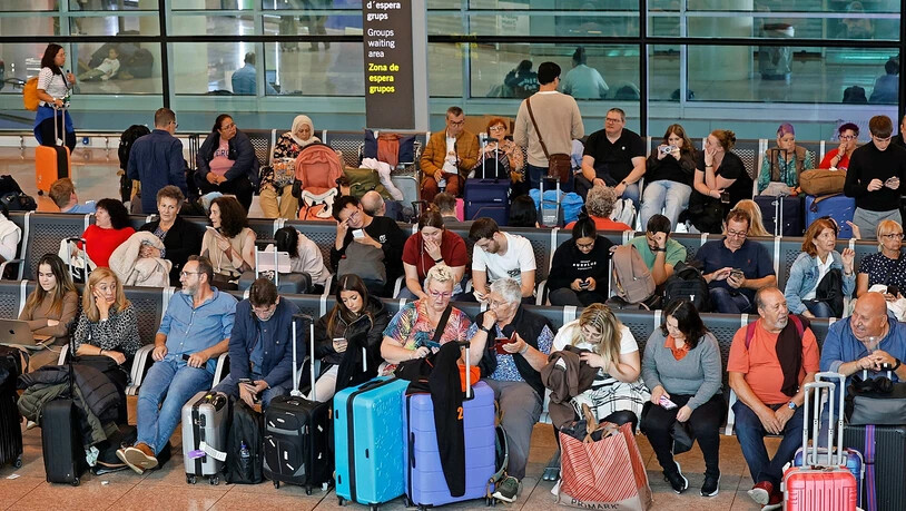 Gestrandet: Passagiere warten am Montag am Flughafen El Prat in Barcelona, nachdem mehrere Flüge gestrichen wurden.  