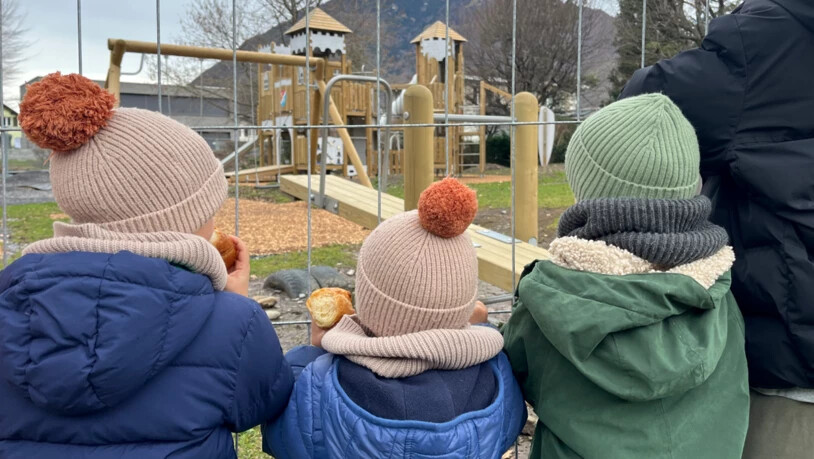 Nichts mehr mit spielen: Wegen einer Einsprache können Kinder den Spielplatz in Niederurnen seit fast einem Jahr nur noch durch Gitter anschauen.